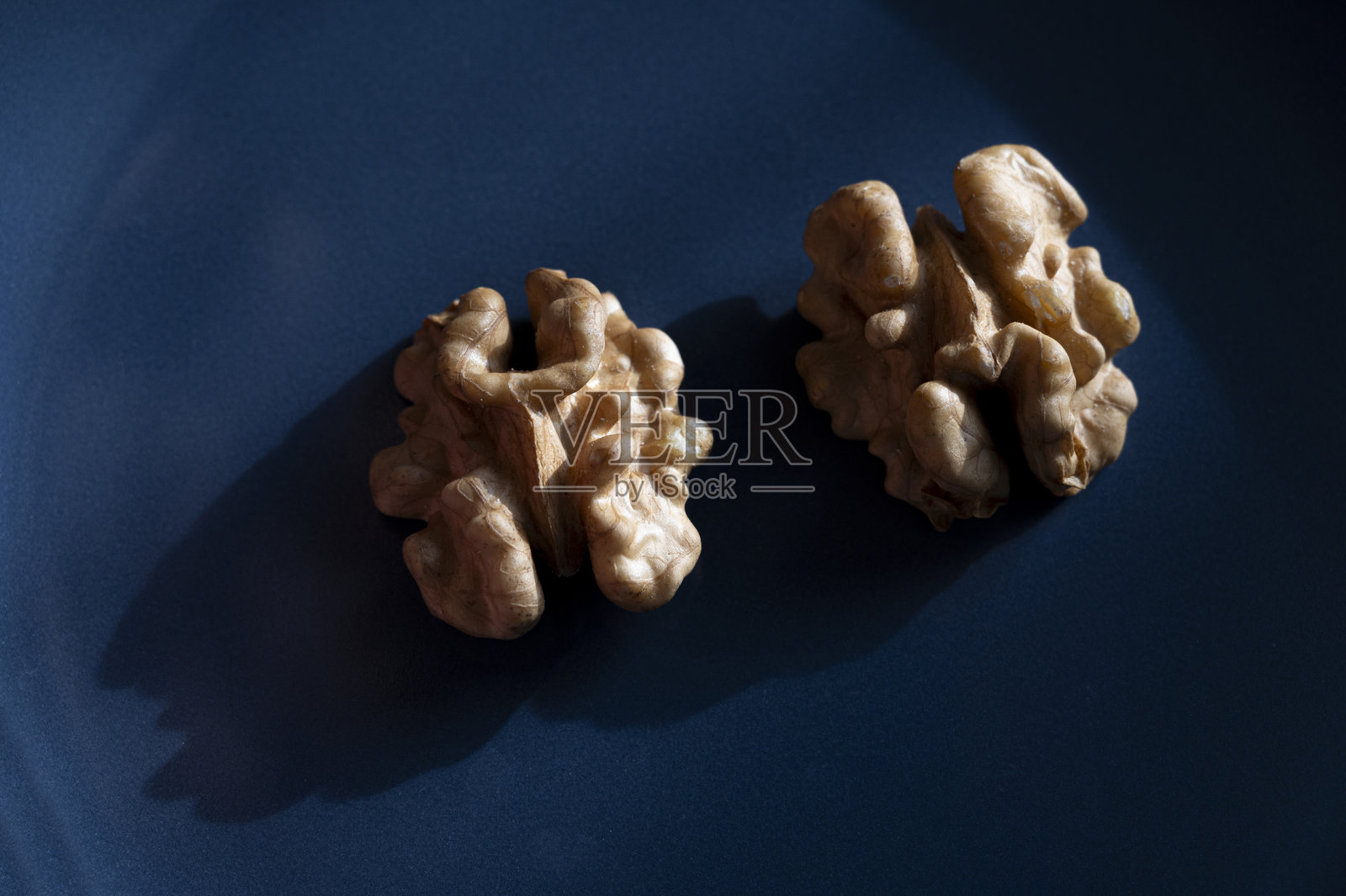 白色盘子里的整颗和去壳核桃特写照片摄影图片