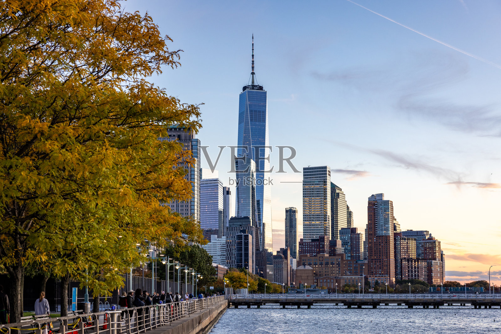 秋日里，世贸中心一号楼高耸于纽约市天际线之上照片摄影图片