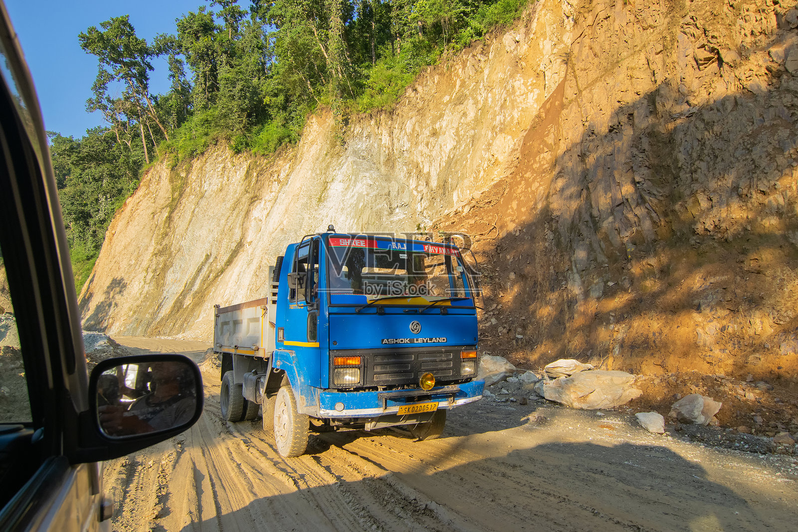 卡车行驶在喜马拉雅山脉山体滑坡后重建的道路上，这条路通往锡金。照片摄影图片