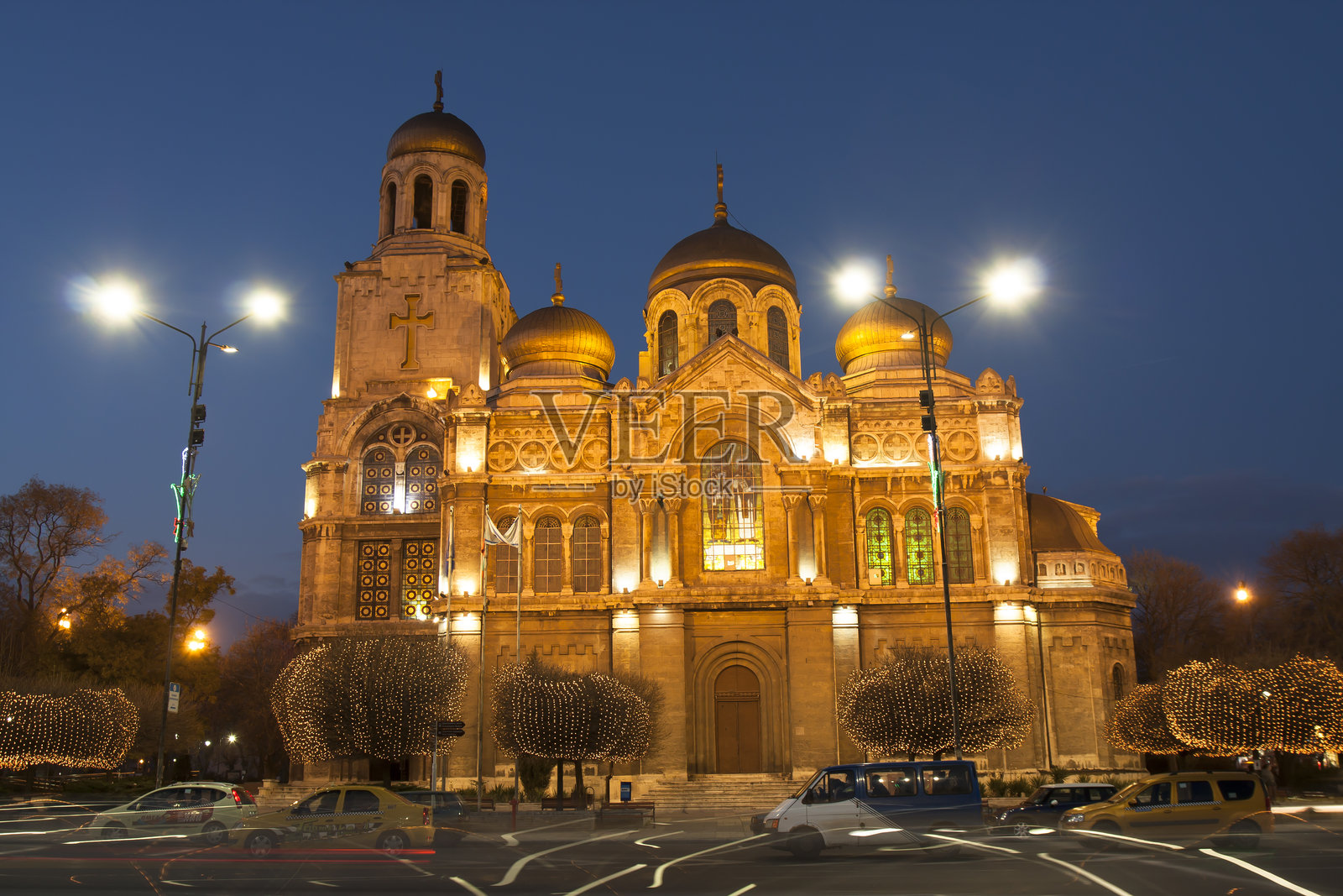 保加利亚瓦尔纳，圣母安息东正教大教堂的圣诞夜景照明照片摄影图片