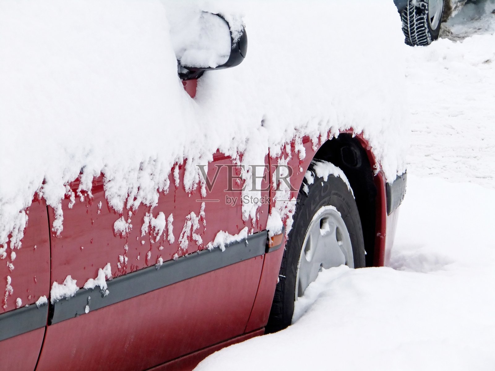 大风雪中停放的银色雪地汽车照片摄影图片