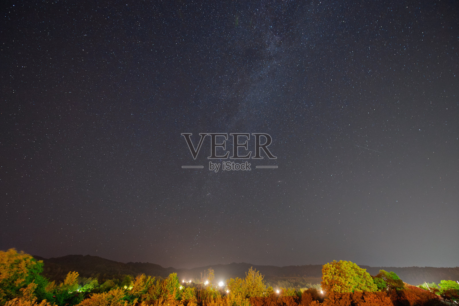 星辰与银河下的月夜星空，在地平线上宁静铺展照片摄影图片