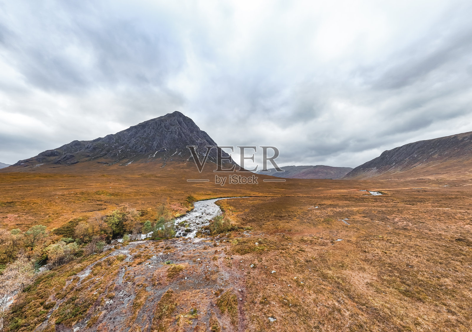 苏格兰高地，格伦科山谷，河流蜿蜒穿过照片摄影图片