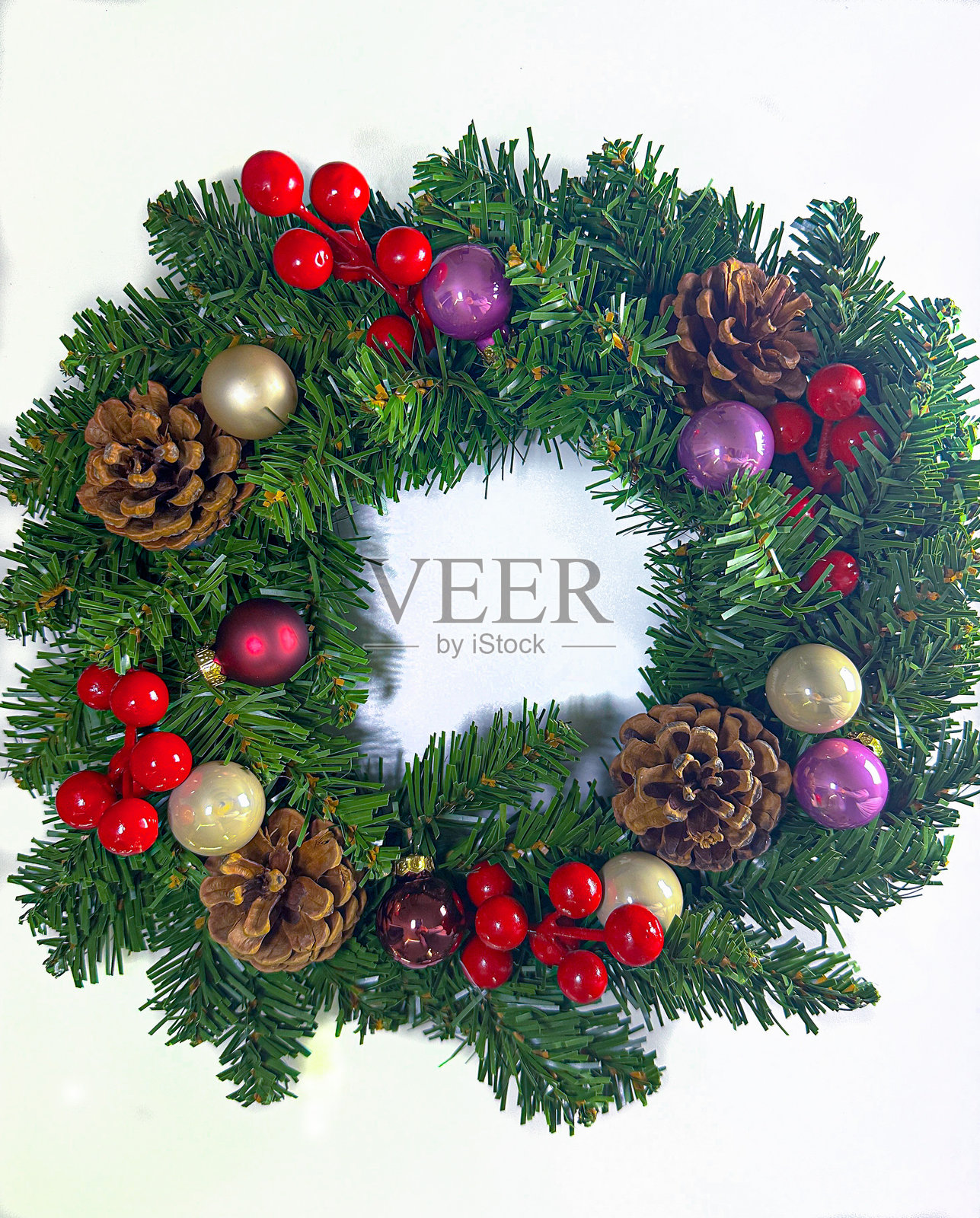 圣诞花环与玩具摆放在白色背景上照片摄影图片