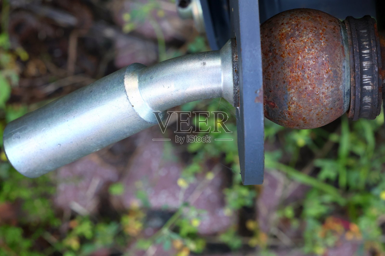 生锈的拖车挂钩球和联轴器照片摄影图片