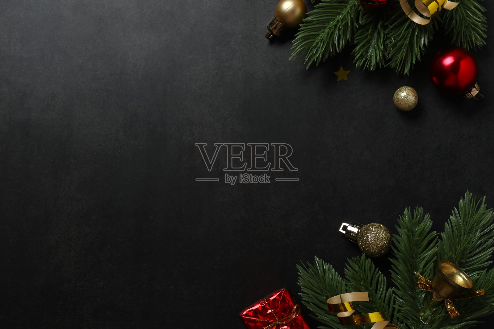 圣诞装饰品和松枝放在黑色背景上，俯视角度，平面布置照片摄影图片