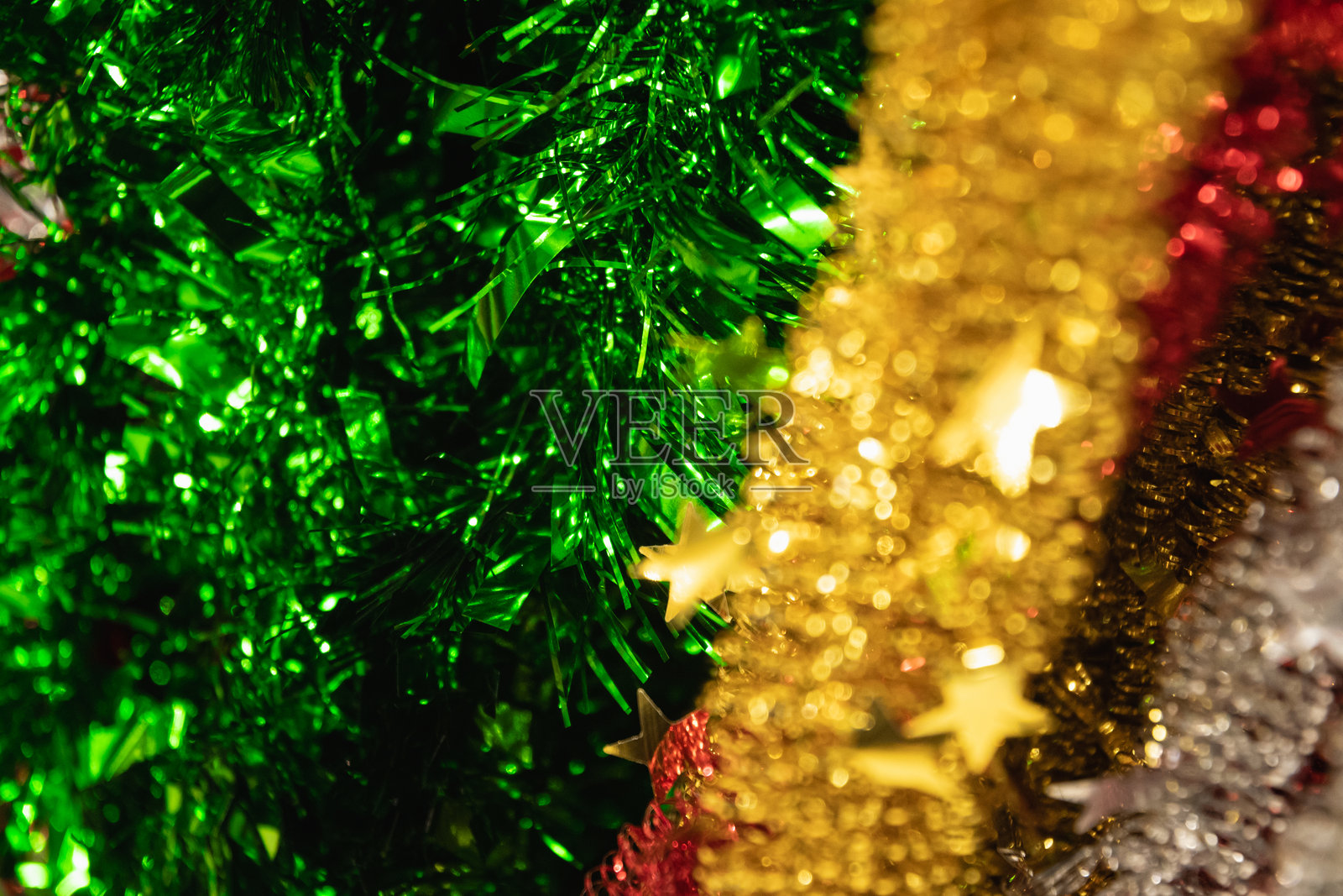 色彩缤纷的彩带圣诞树散景背景照片摄影图片