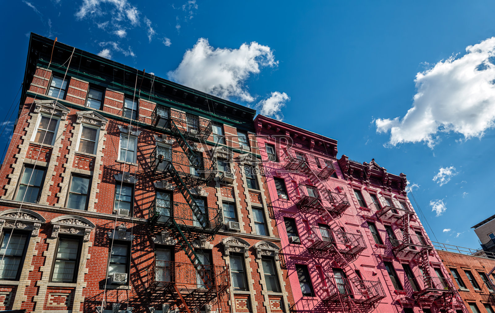 色彩缤纷的曼哈顿中城建筑，展现出充满活力的建筑风格照片摄影图片