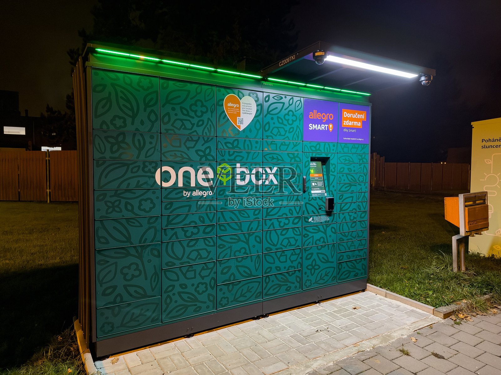 Allegro OneBox 绿色快递箱,用于夜间接收包裹照片摄影图片