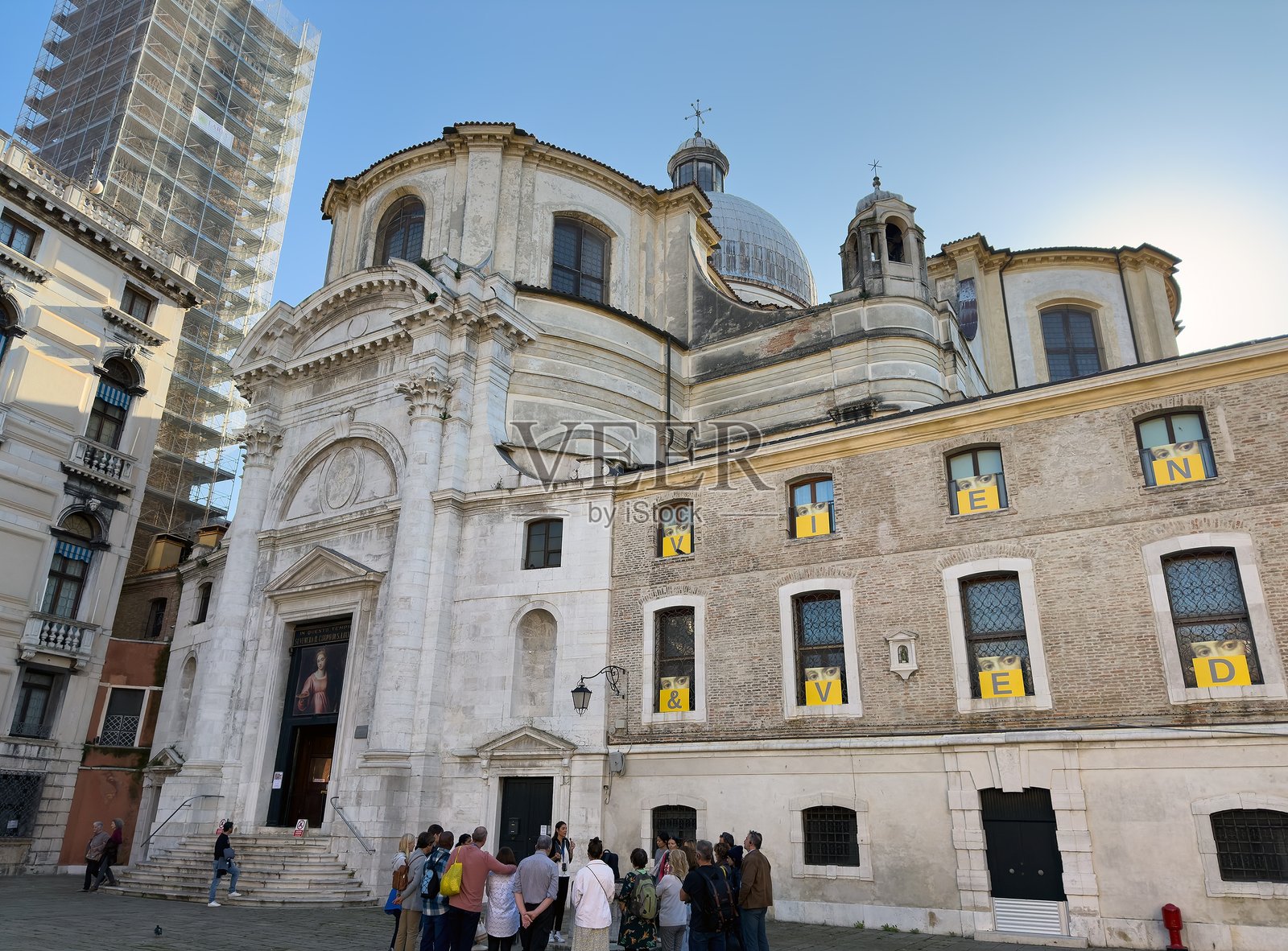 威尼斯圣格雷米亚教堂的卢西亚圣殿,有游客团体到访照片摄影图片