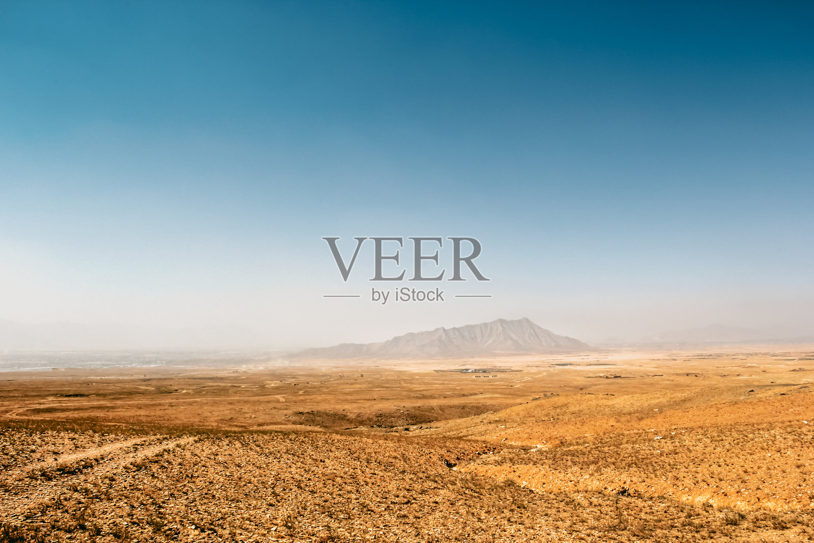 阿富汗风景，沙漠平原，背景是群山照片摄影图片