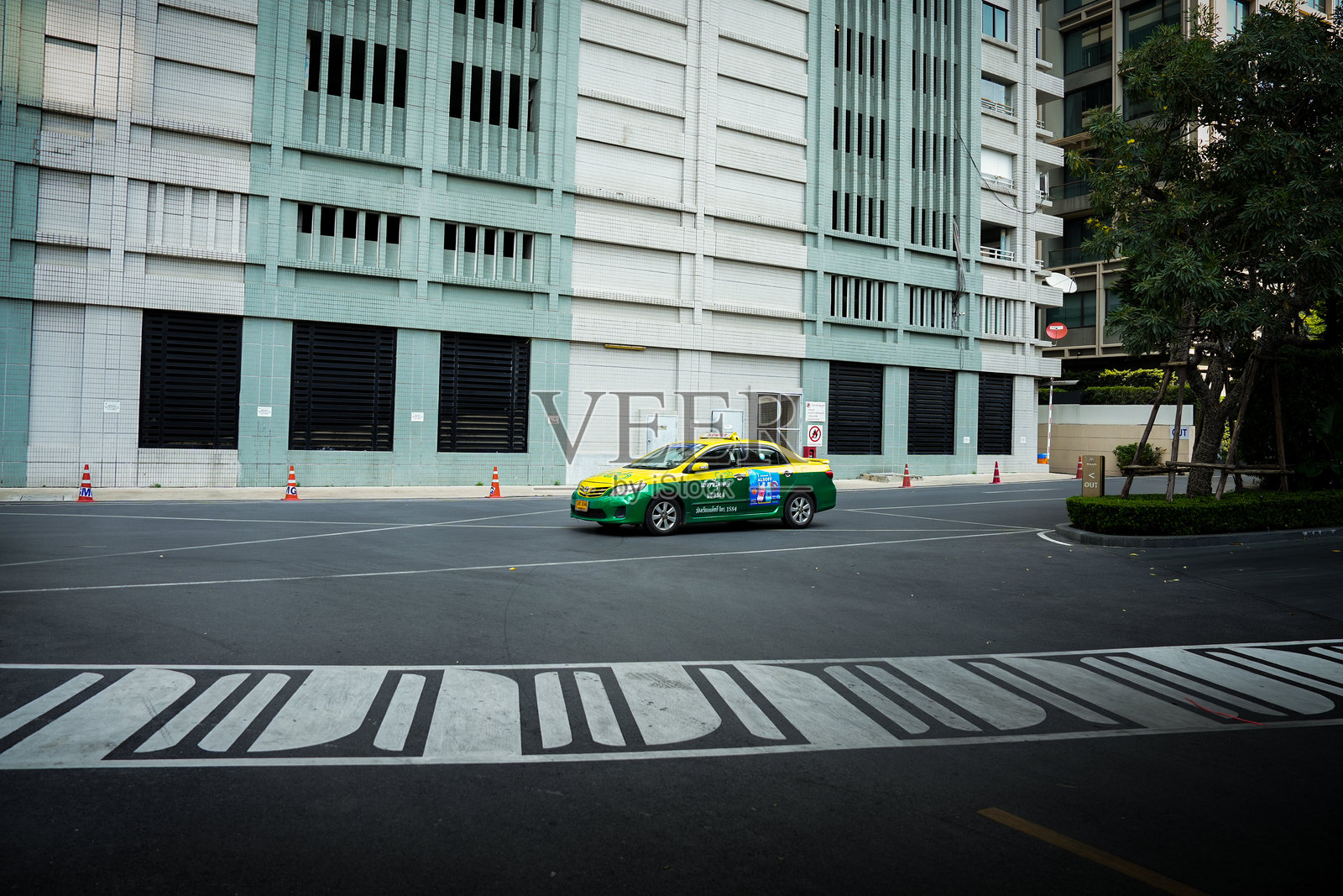 曼谷城市区域行驶的绿色和黄色出租车照片摄影图片