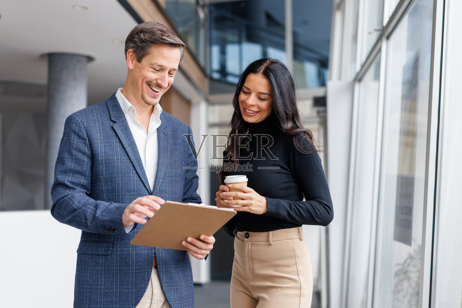 商务同事审阅文件并讨论项目成功照片摄影图片