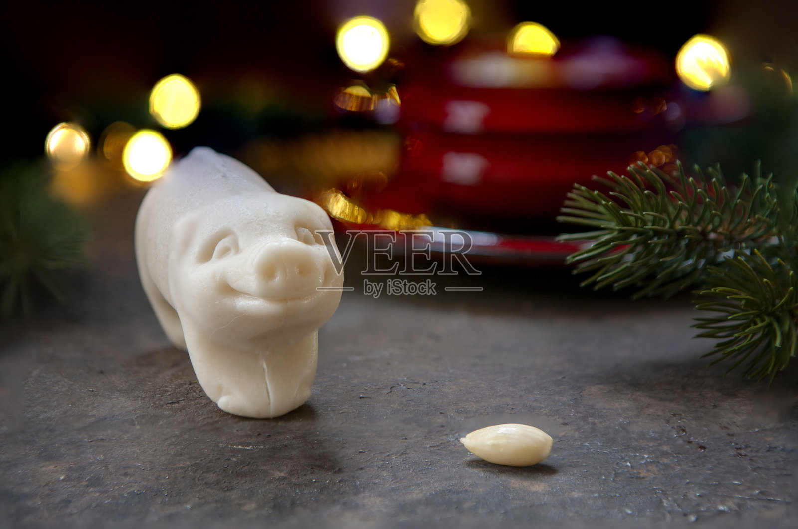 传统杏仁膏小猪玩偶和杏仁核与斯堪的纳维亚米粥照片摄影图片