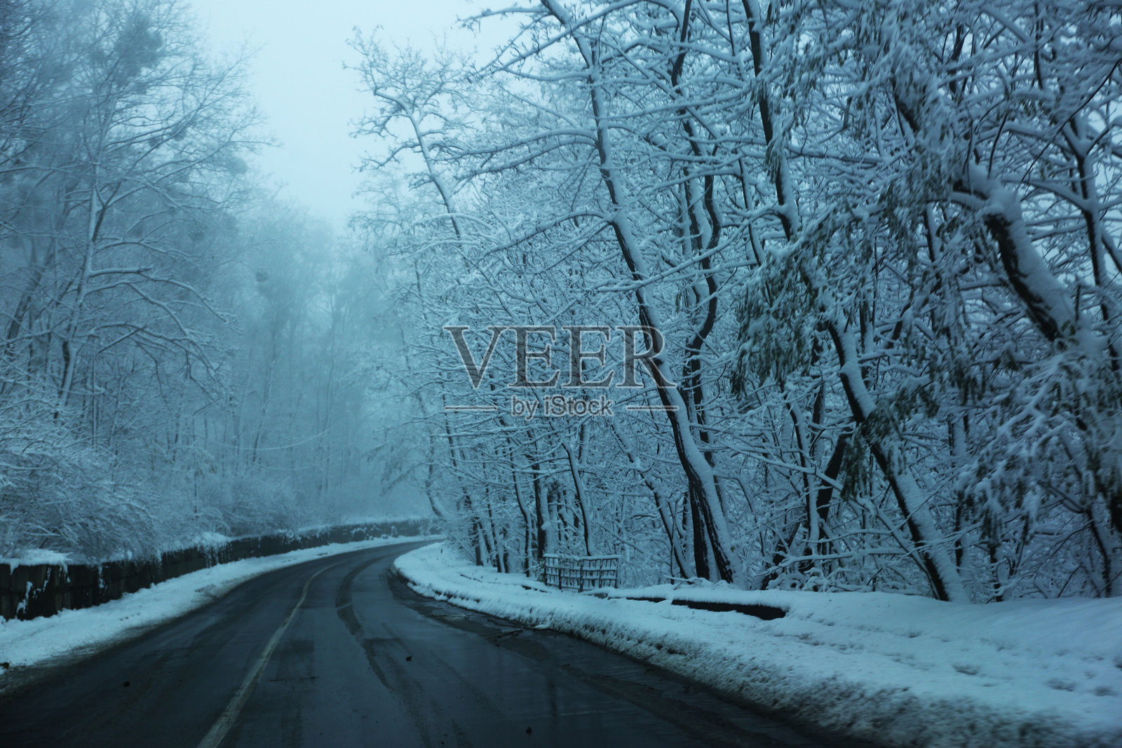 城市，下雪的城市街道，初雪照片摄影图片