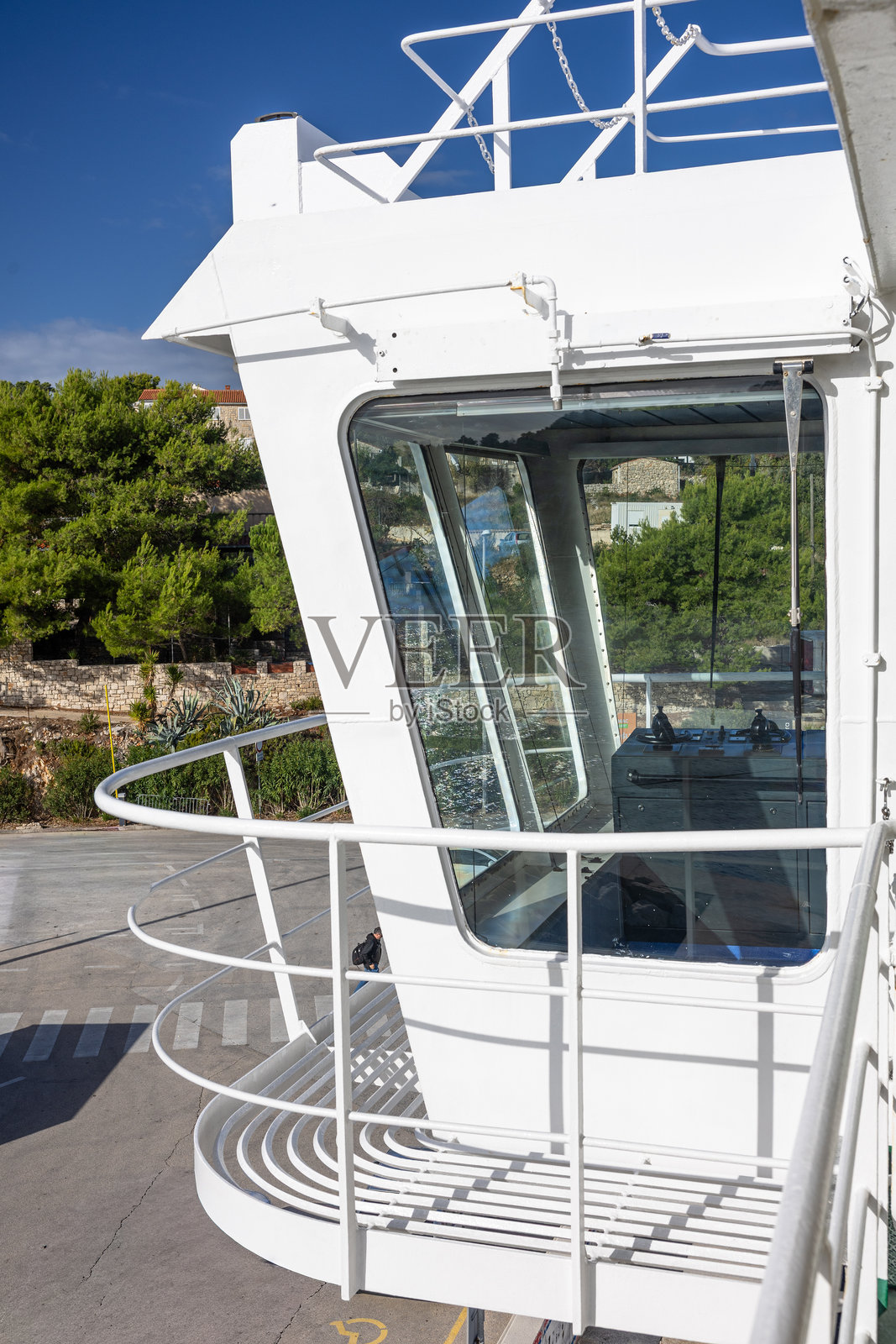 从船甲板上望去，平静的海面和宁静的海岸景观照片摄影图片