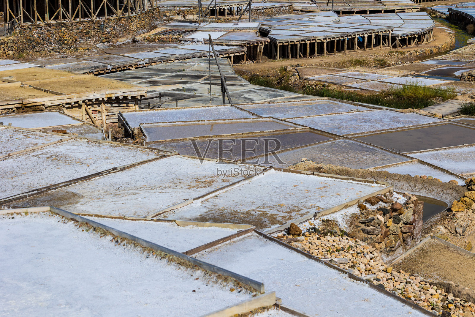 西班牙巴斯克地区阿拉纳盐场的传统制盐木质梯田照片摄影图片
