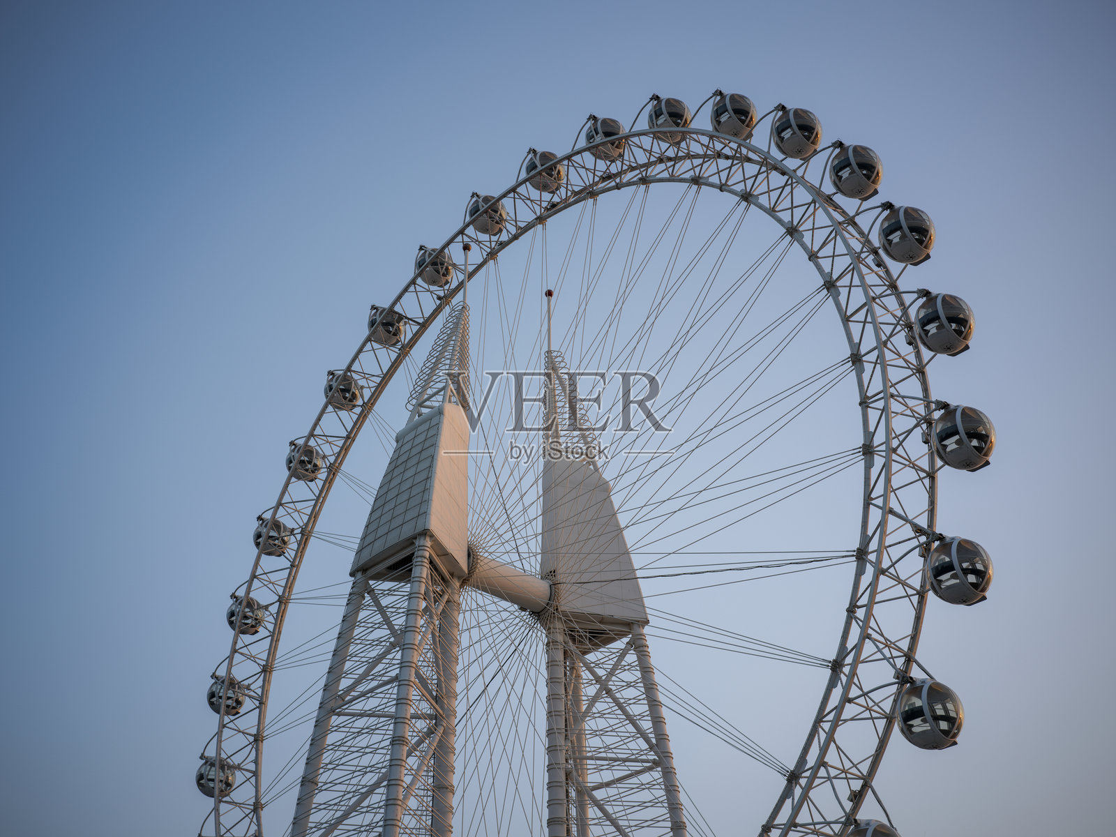 晴朗蓝天下摩天轮的壮丽景色照片摄影图片
