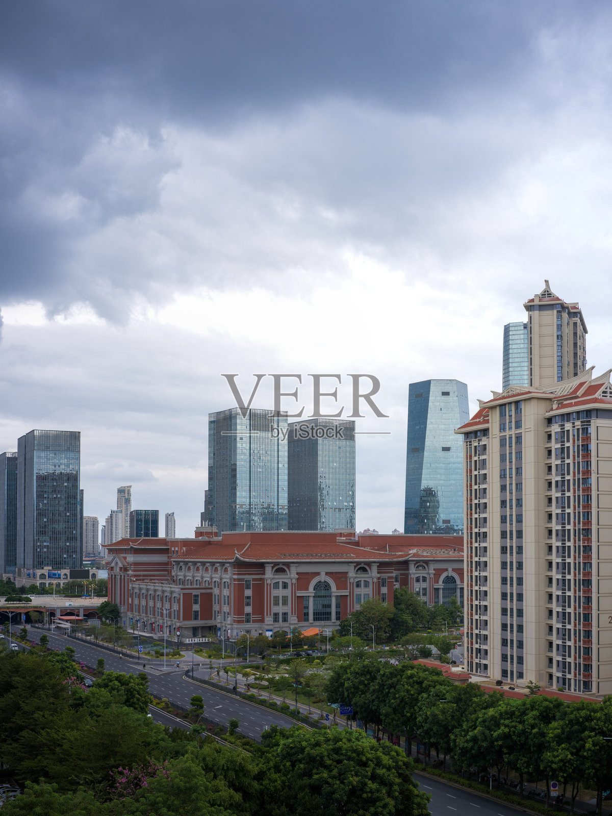 现代高层建筑和标志性建筑组成的城市天际线照片摄影图片