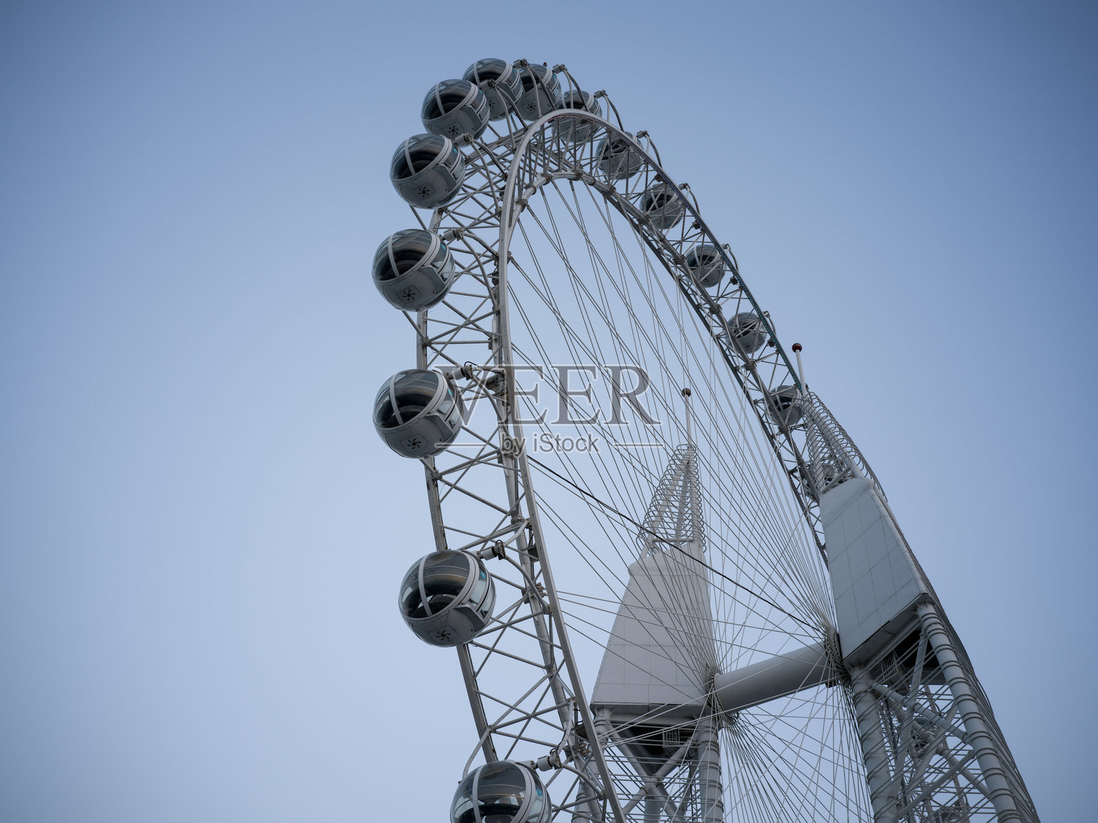 晴朗蓝天下巨大的摩天轮的壮丽景色照片摄影图片