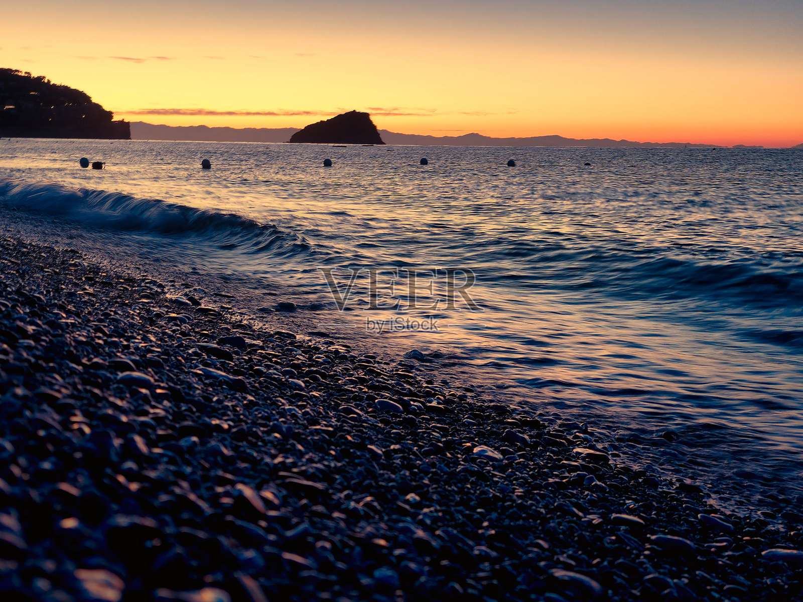 斯波托尔诺海滩上的日出，远眺贝尔杰吉岛照片摄影图片