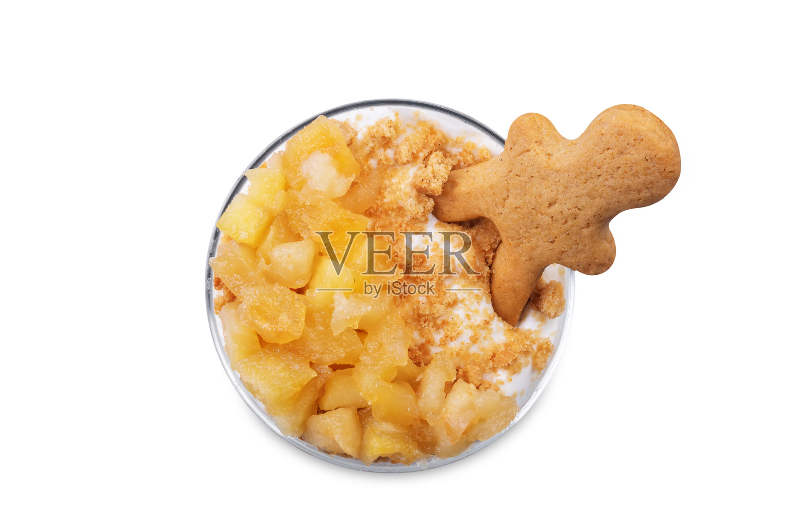 圣诞假日希腊酸奶焦糖苹果姜饼曲奇玻璃杯芭菲，白色隔离背景照片摄影图片