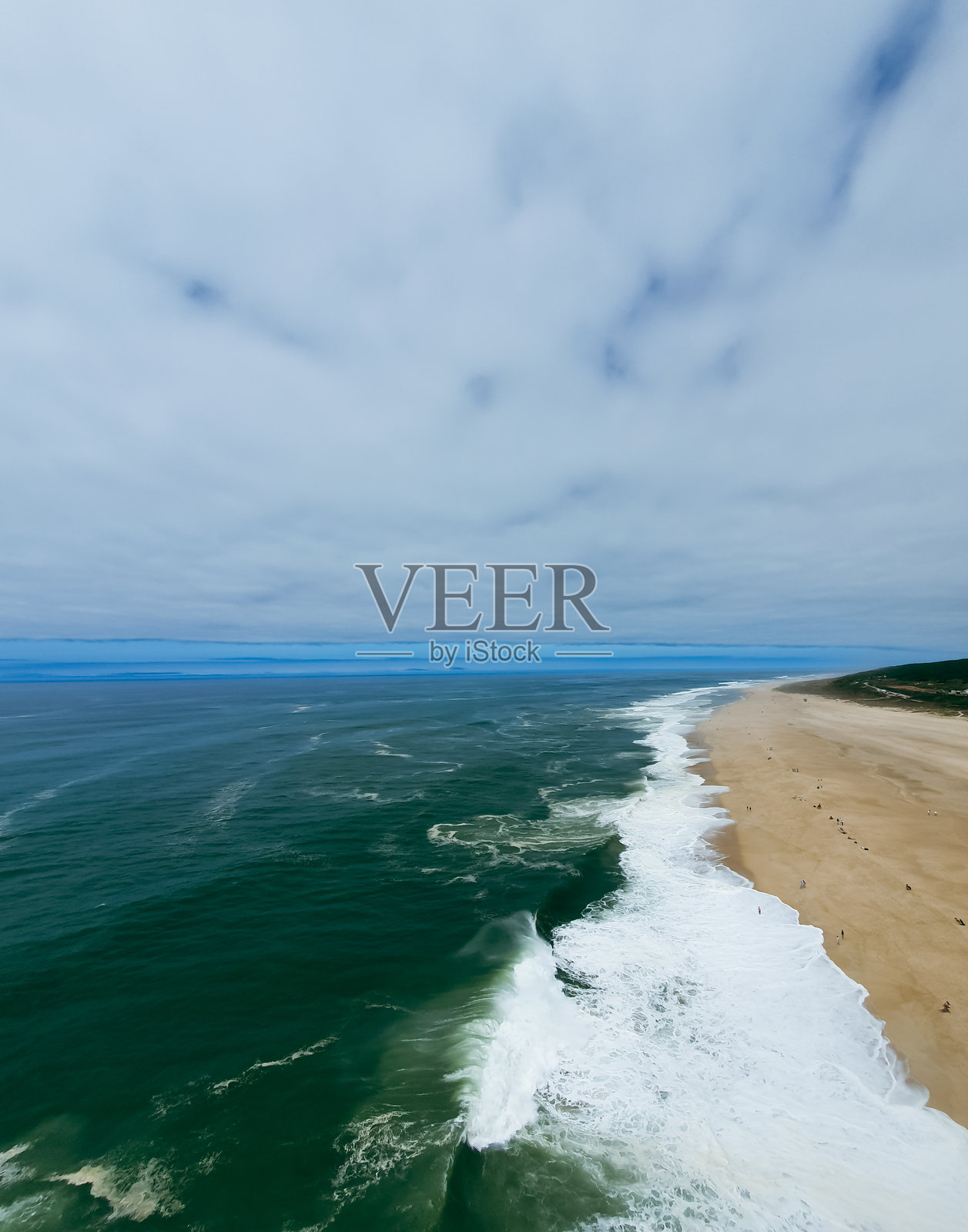 俯瞰纳扎雷海滩，白浪翻滚，金沙闪耀，大西洋的海水呈碧绿色照片摄影图片