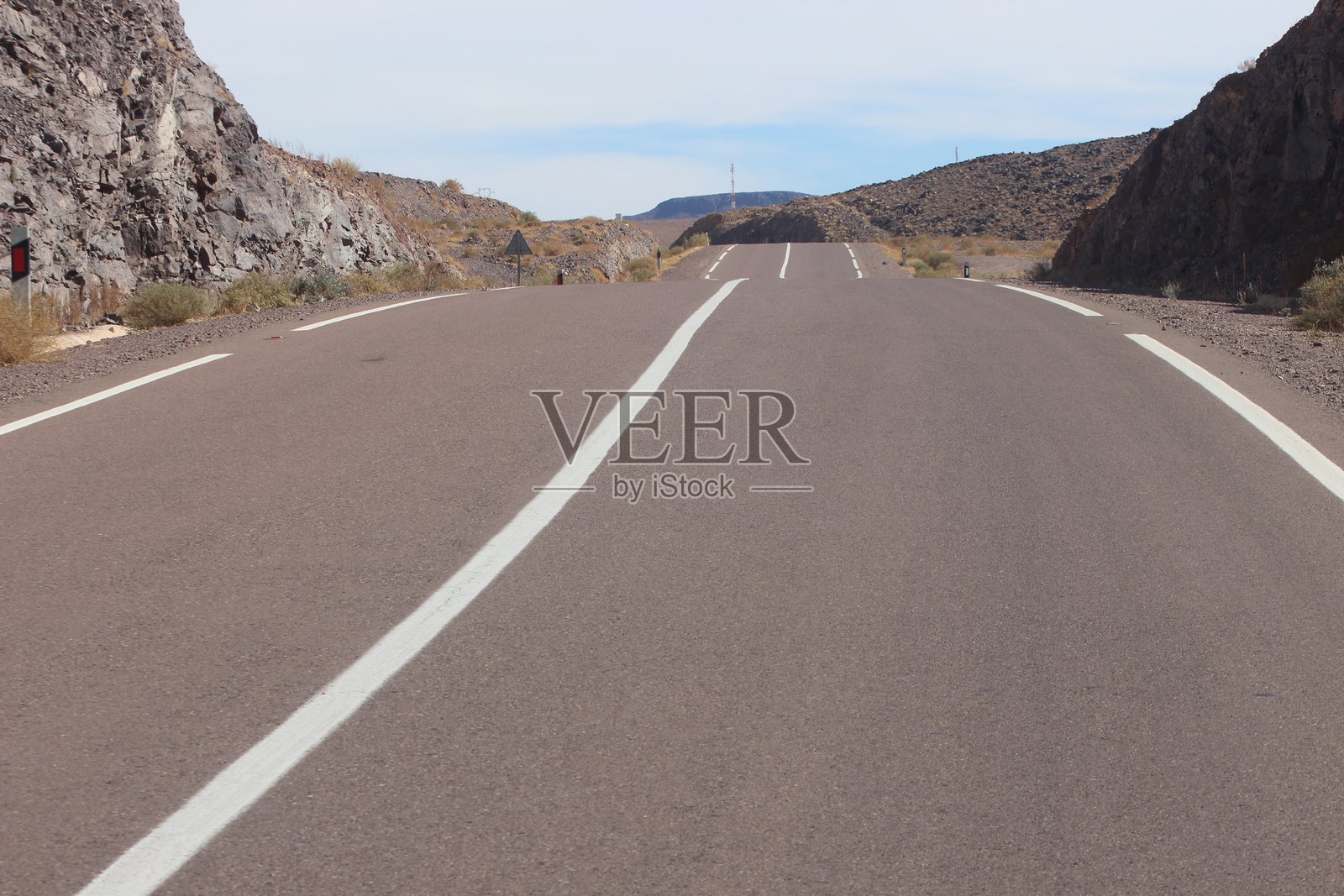 一条穿过沙漠的空旷沥青路照片摄影图片