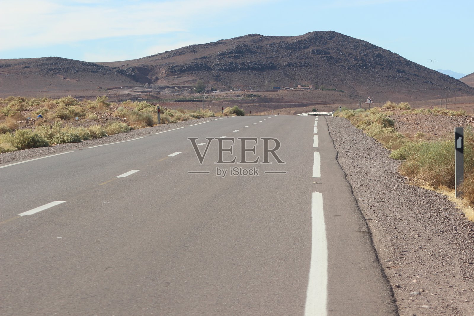 沙漠中的一条空旷沥青路照片摄影图片