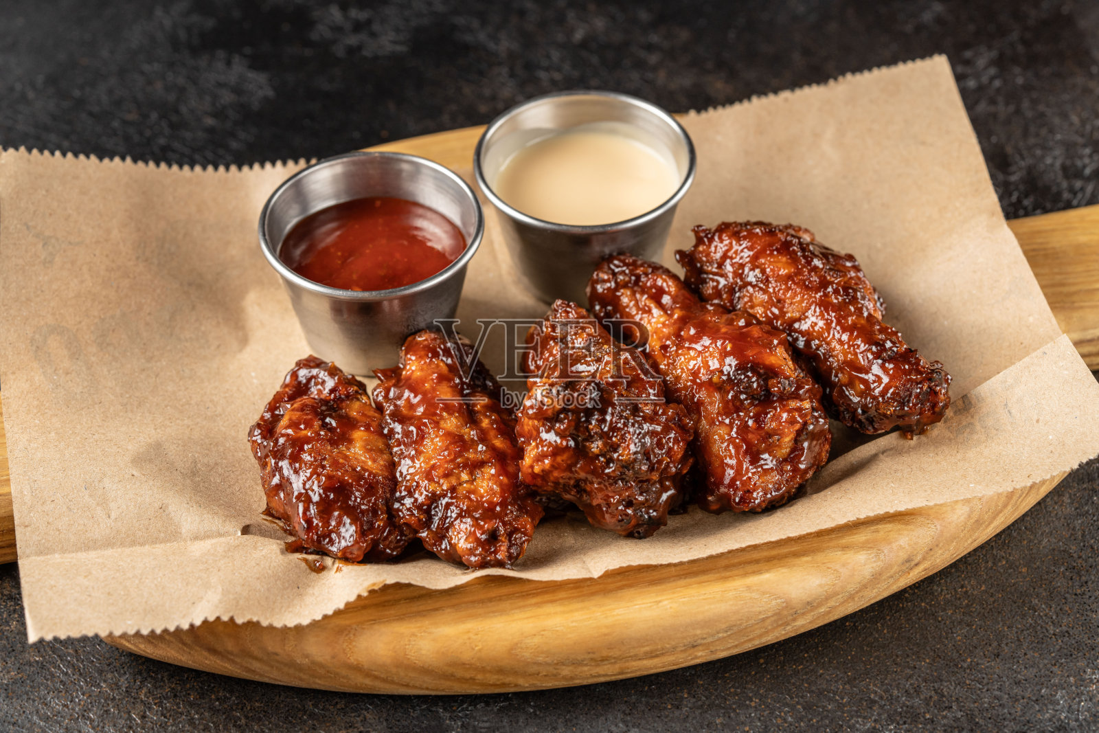 酥脆的炸鸡翅配烧烤和奶酪酱照片摄影图片