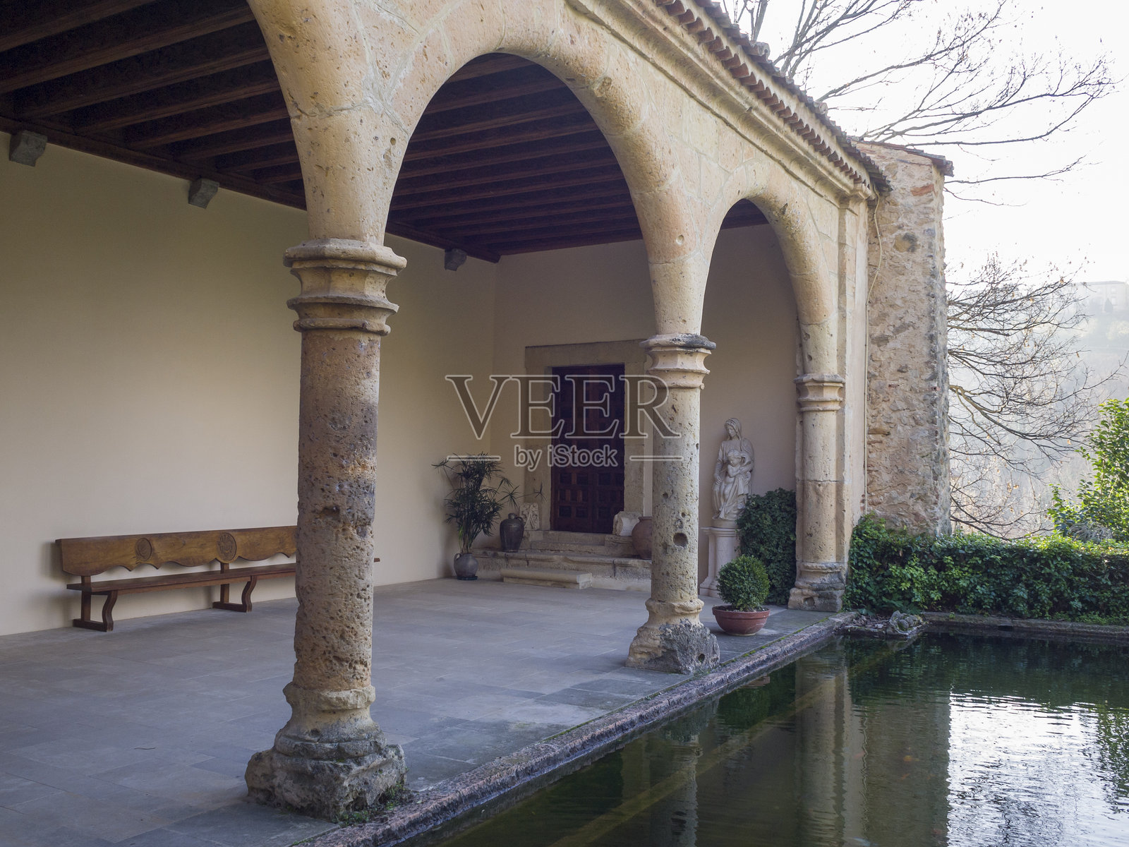 埃尔帕拉尔圣玛丽亚修道院(耶罗尼米派)的回廊,由恩里克四世下令建造。塞哥维亚,卡斯蒂利亚-莱昂,西班牙。照片摄影图片