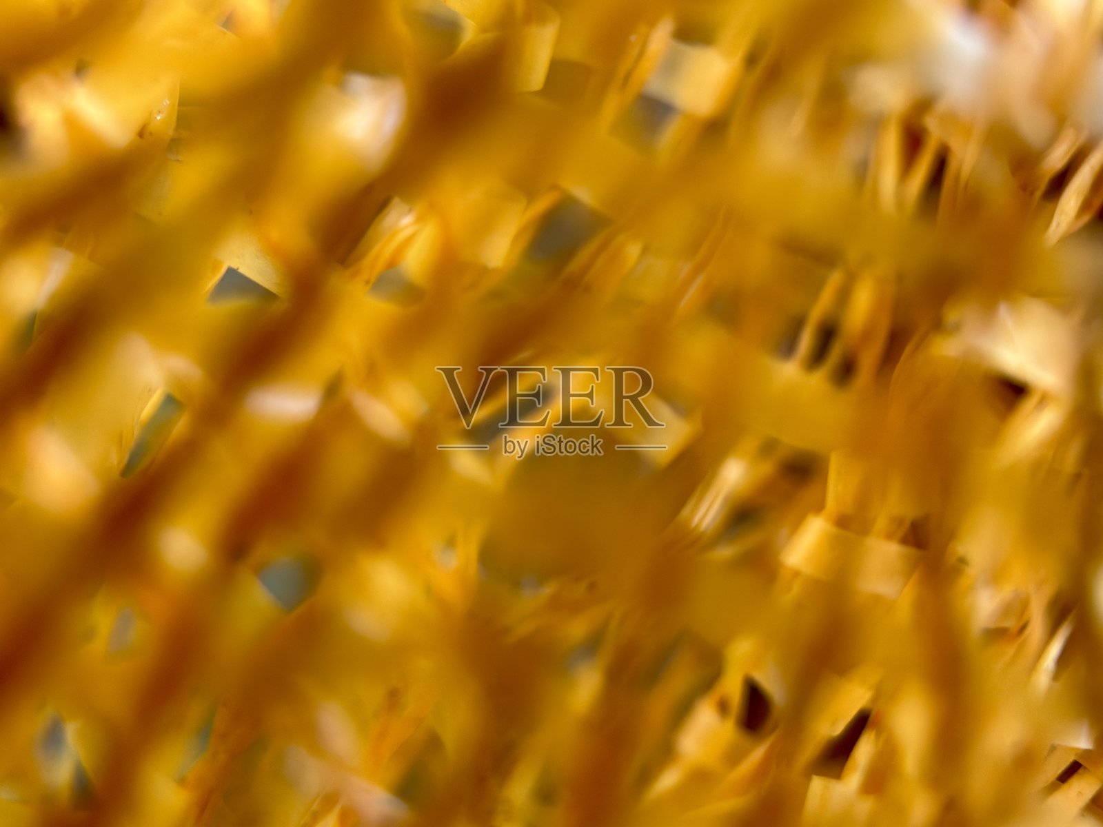 金色的、切成细条的果蔬的抽象微距特写背景，可能是炸香蕉或木薯。照片摄影图片