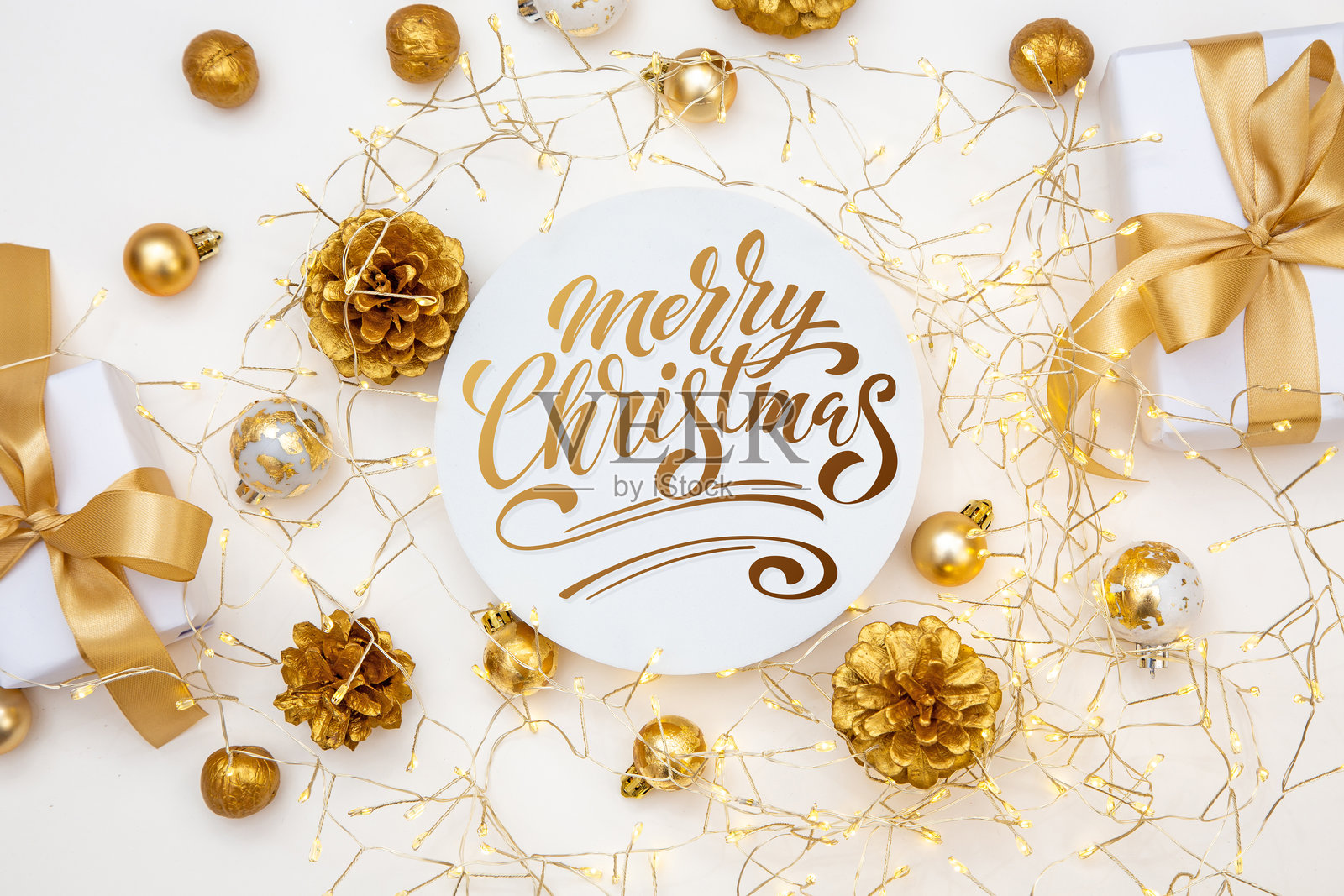 圣诞快乐，新年贺卡、相框和横幅。节日设计。圣诞快乐和新年快乐。圣诞礼物和装饰品，俯视。平面图。照片摄影图片