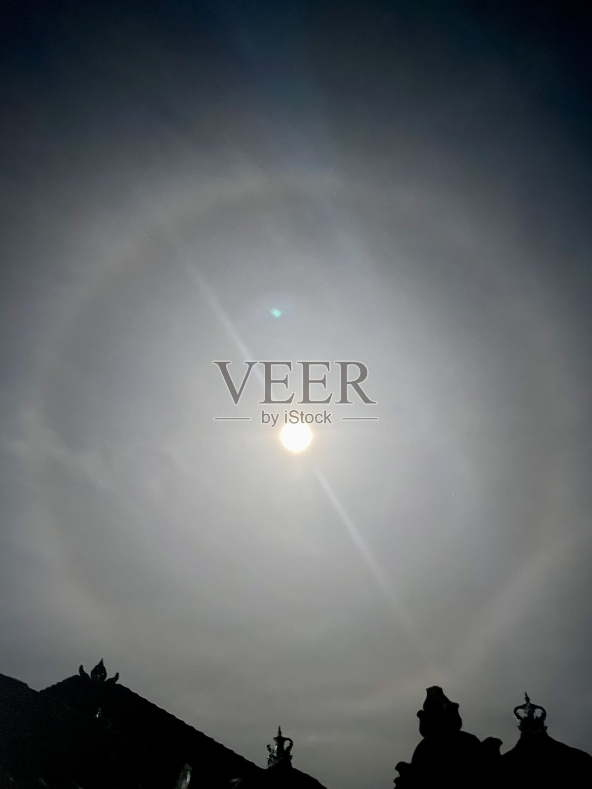 多云天空下的满月照片摄影图片