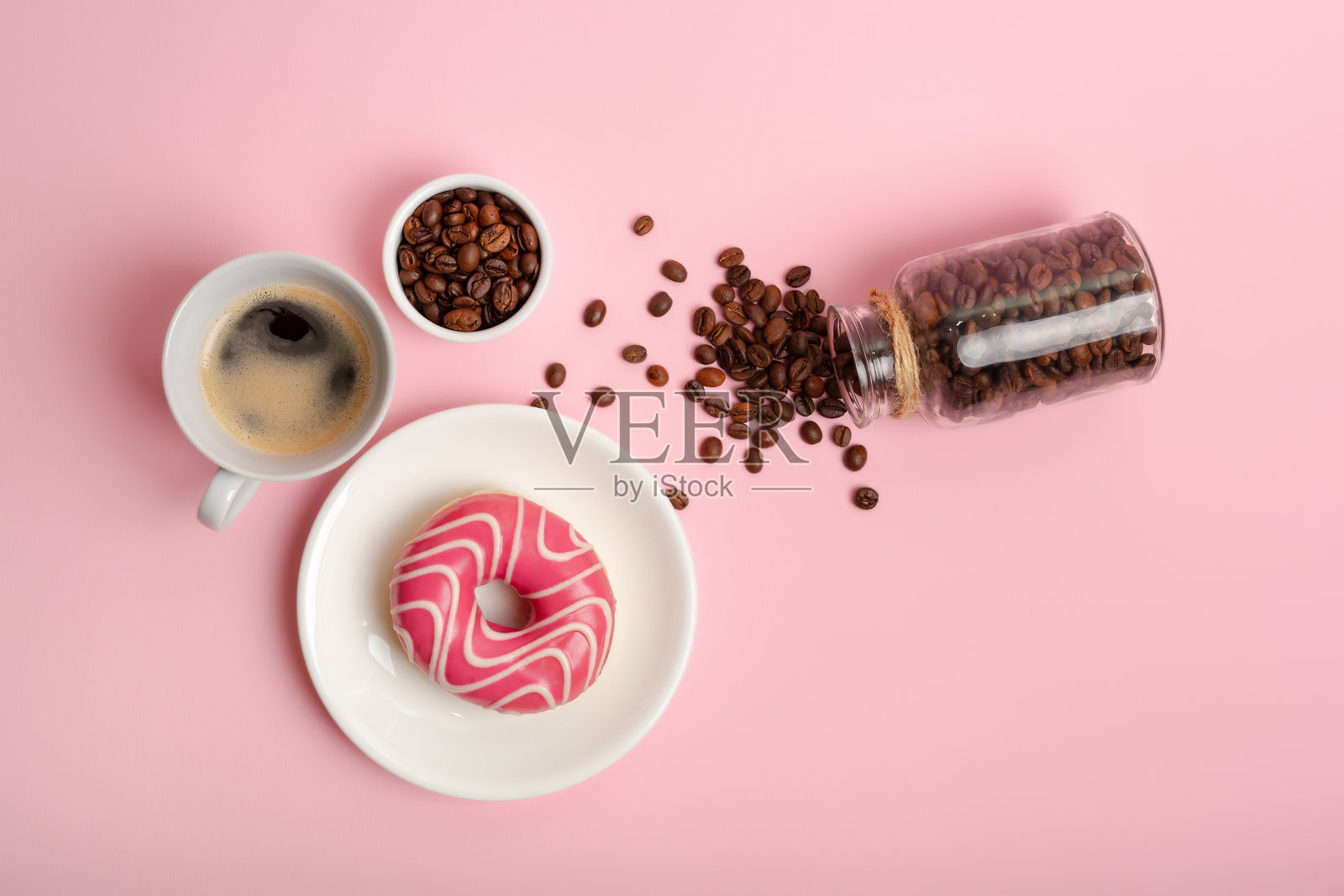 甜甜圈和咖啡杯，烘焙的咖啡豆照片摄影图片