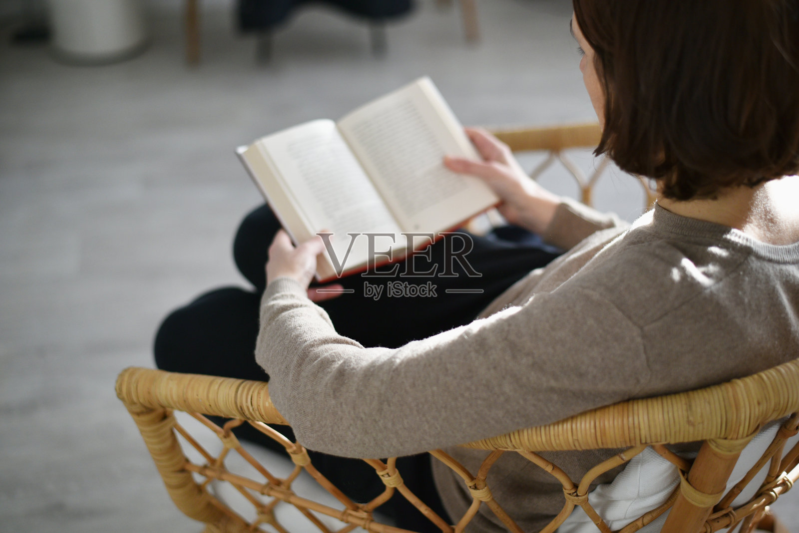 女人在家坐在扶手椅上读书照片摄影图片