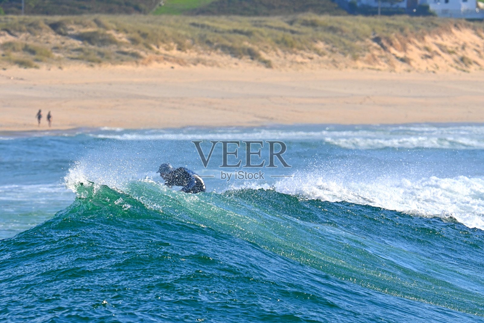 大西洋沿岸的冲浪者。无人脸或个人特征可识别。照片摄影图片