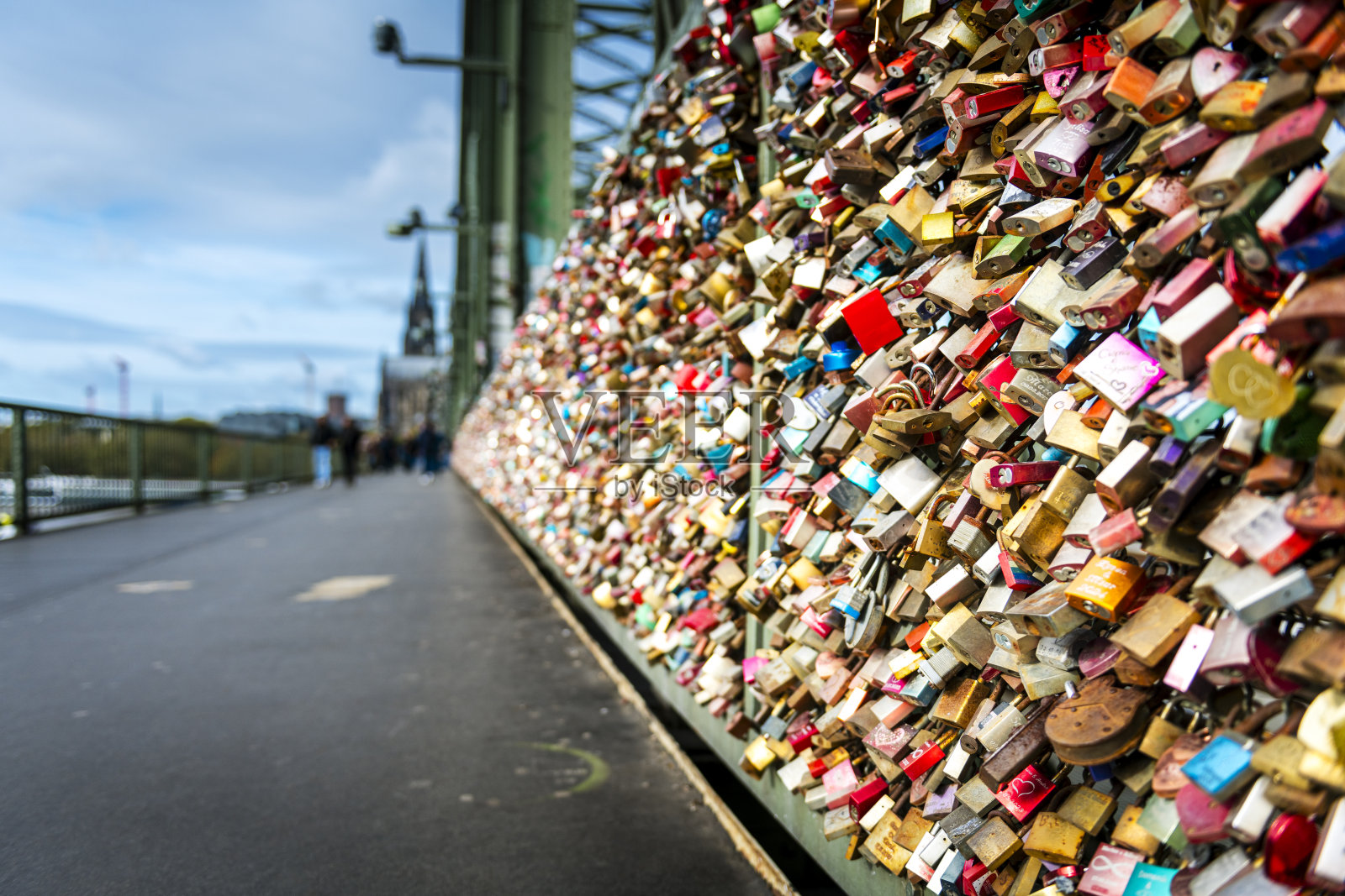 德国科隆，霍亨索伦桥上的莱茵河与爱情锁照片摄影图片