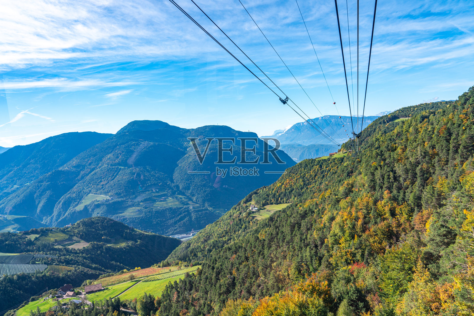 意大利博尔扎诺自治省上博岑索普拉博尔扎诺至博尔扎诺的缆车照片摄影图片