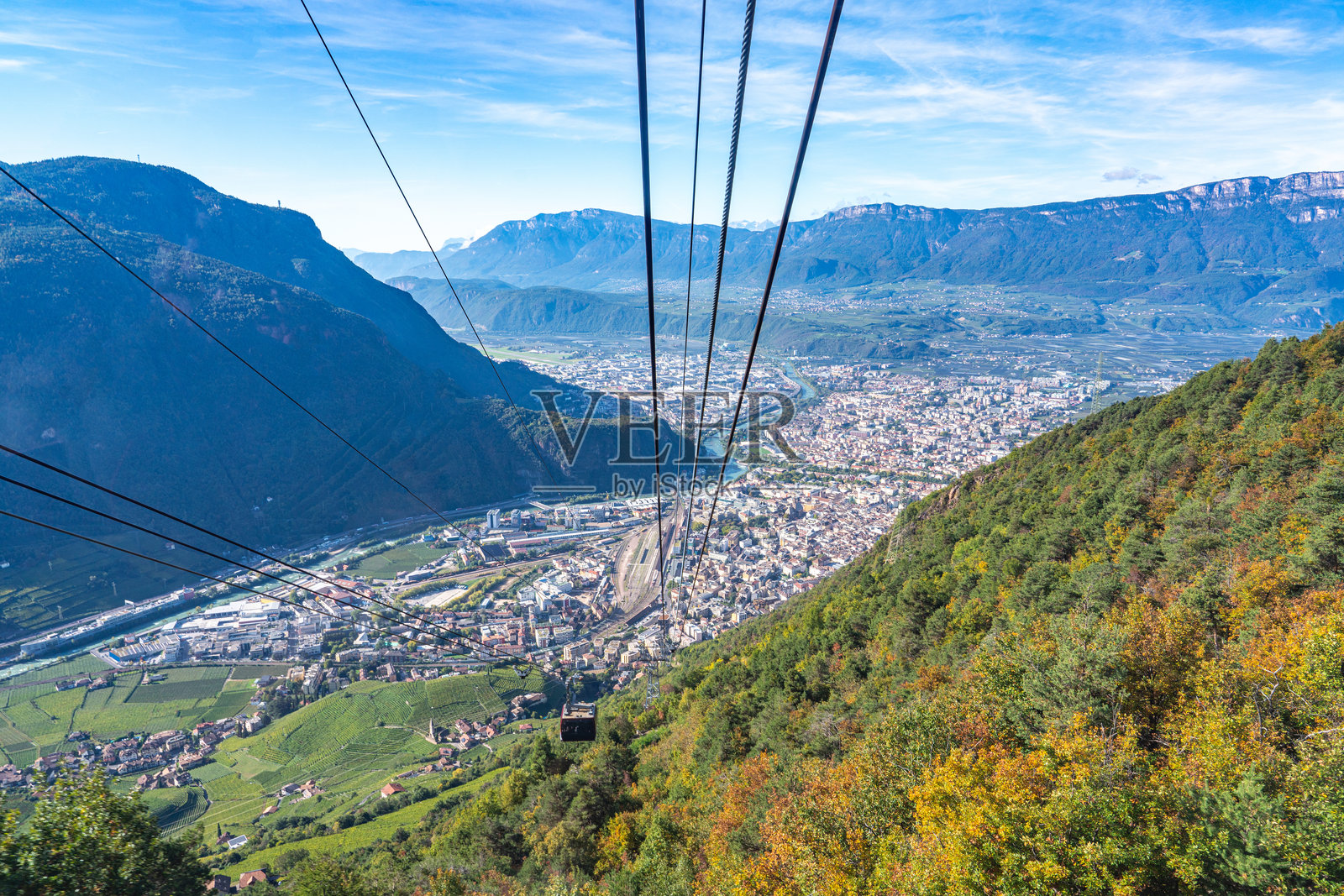 从上坡到博尔扎诺的缆车，意大利博尔扎诺自治省——南蒂罗尔照片摄影图片