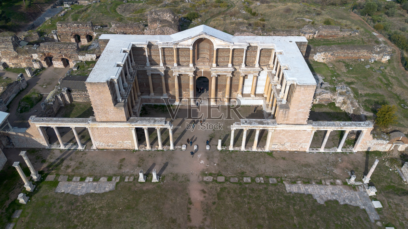 无人机航拍：土耳其马尼萨萨尔德斯（萨尔迪斯）古城遗址，有体育馆、犹太会堂遗迹及石柱。照片摄影图片
