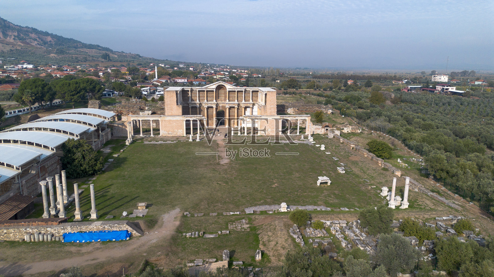 无人机航拍；土耳其马尼萨市的萨尔德斯（萨迪斯）古城遗址，有体育馆、犹太会堂遗迹和石柱。照片摄影图片