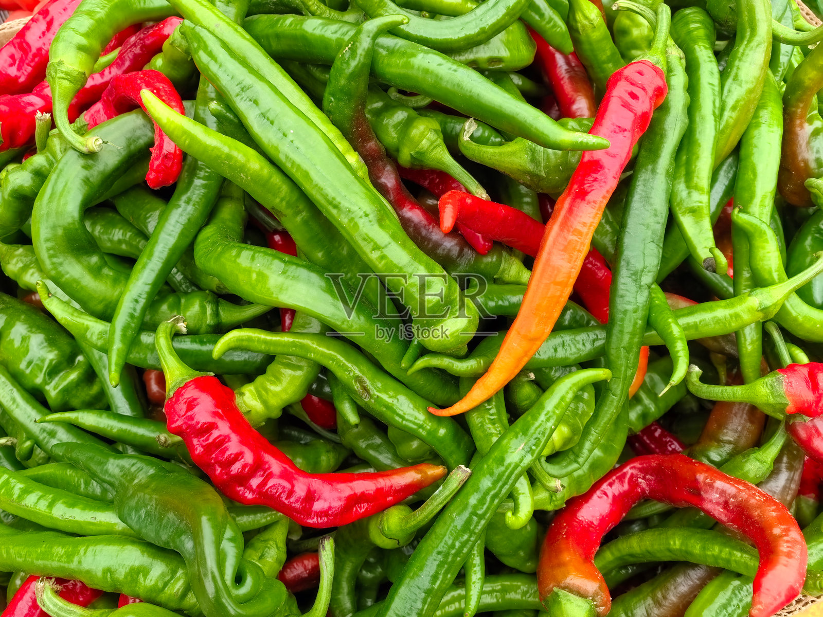 秋季当地市场里五颜六色的新鲜辣椒照片摄影图片