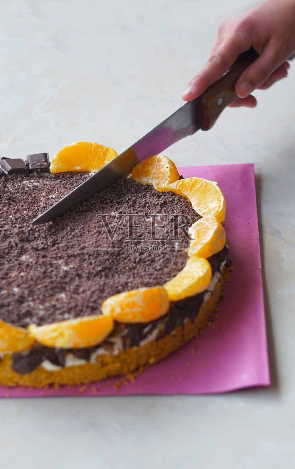 一个女孩正在用刀切巧克力甜点照片摄影图片