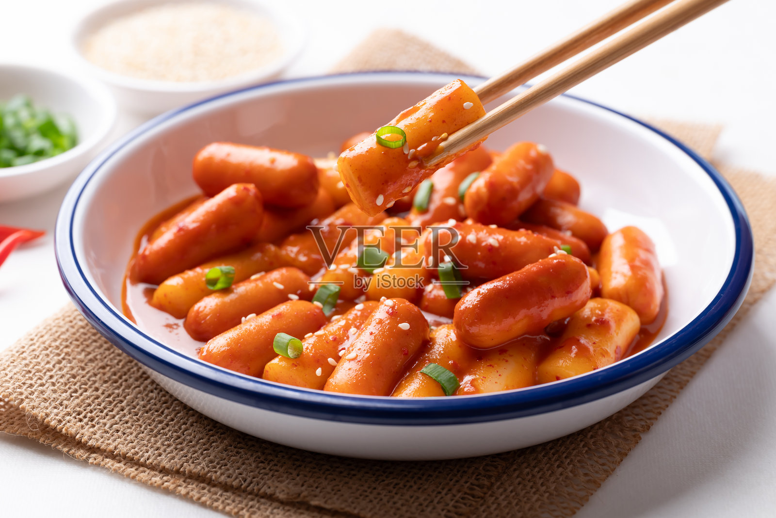 韩式辣炒年糕（炖年糕）配香肠和辣酱照片摄影图片