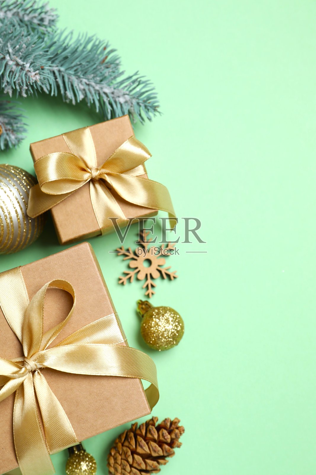 垂直的节日场景，绿色背景上有包装好的礼品盒。圣诞节概念照片摄影图片