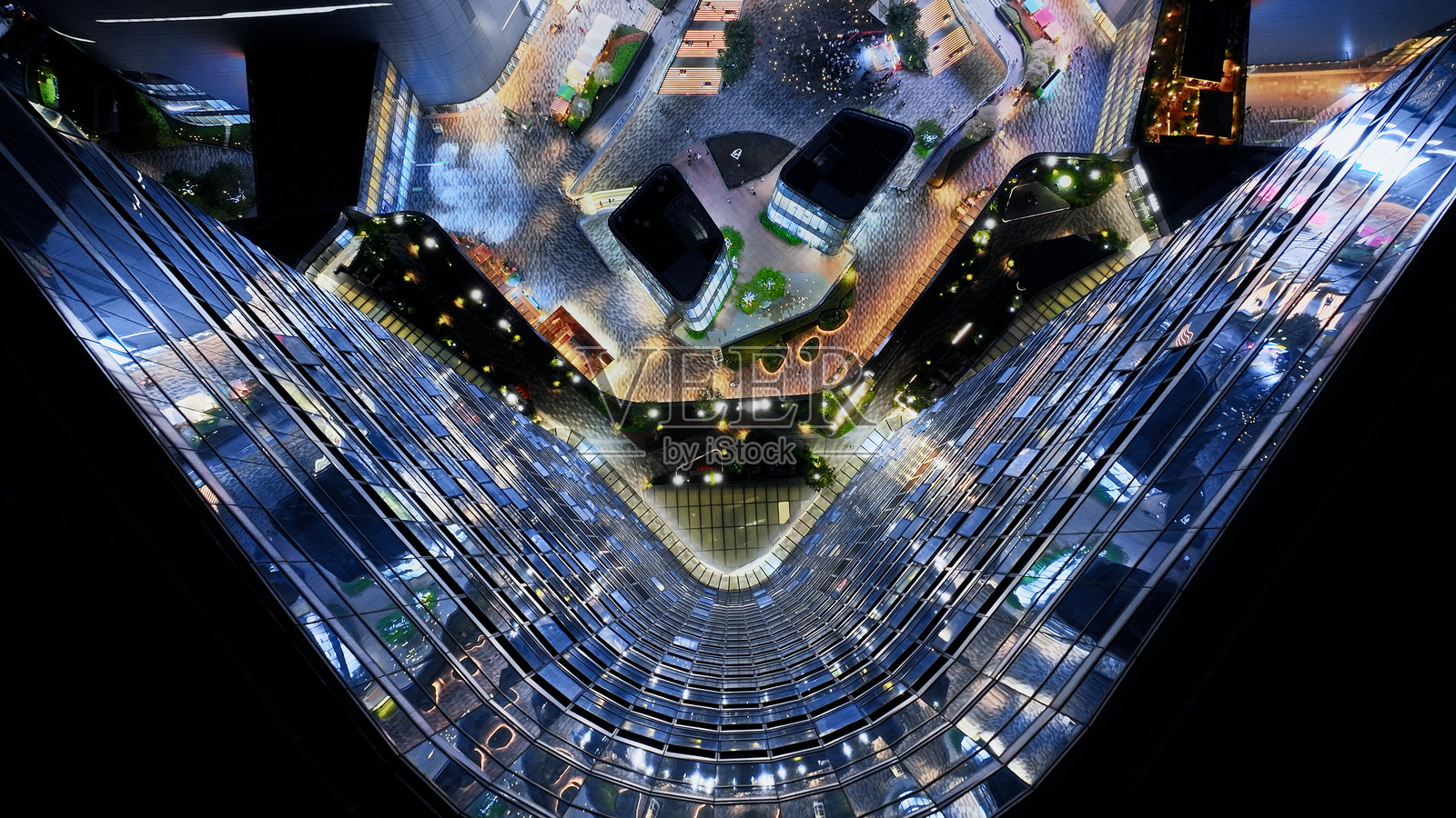 夜间城市景观。傍晚城市高空俯瞰。摩天大楼现代玻璃建筑照片摄影图片