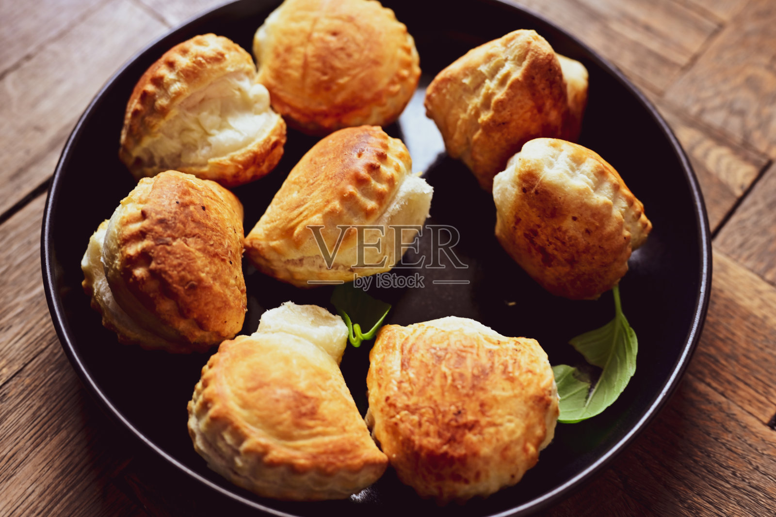 新鲜出炉的自制迷你芝士泡芙酥皮点心照片摄影图片