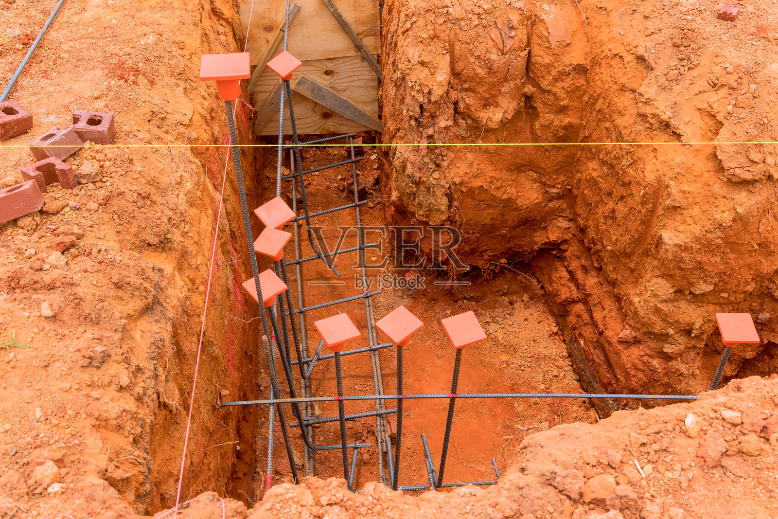 沟槽中用于建造地基的钢筋框架的施工现场准备工作照片摄影图片