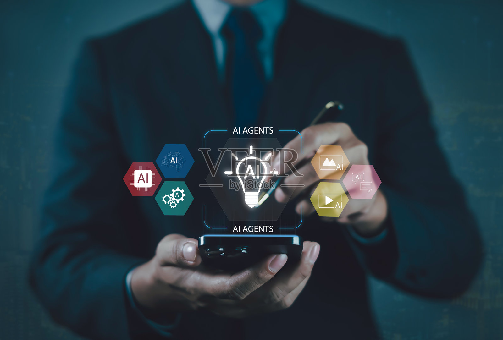 商人使用智能手机操作人工智能代理的数字界面，象征着人工智能、自动化、生成式AI、机器学习以及用于创新和现代商业的智能技术照片摄影图片